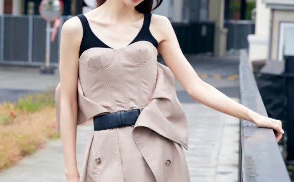 金晨将风衣变吊带连衣裙，身材好还会穿衣打扮