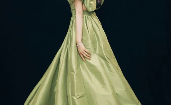 张婧怡穿绿色深V公主裙超美艳!温婉优雅美得让人心动