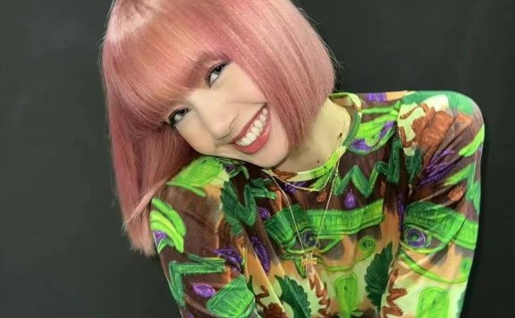 Lisa穿荧光绿花纹上衣露小肚脐!魔鬼身材性感撩人