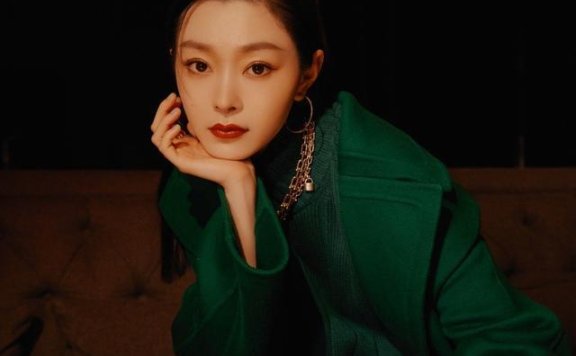 宋轶墨绿色大衣搭配同色小高领，凹出了强大的气场