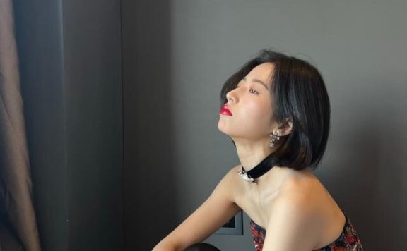 周雨彤抹胸裙穿出好身材比例,“上短下长”穿法永不过时