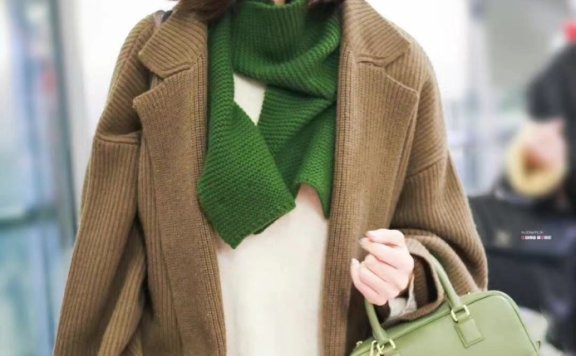 张钧甯机场街拍：大衣牛仔裤打扮保暖又拉风，穿出了时尚高级风