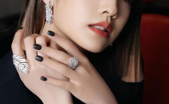 杨丞琳黑色西装简洁干练，配上渐变发色个性十足