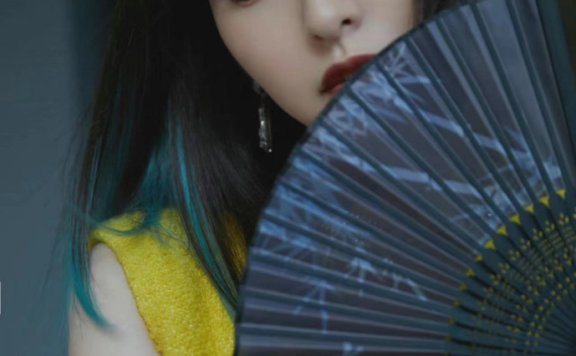 唐嫣齐肩的挑染发酷飒十足，大长腿太抓人眼球