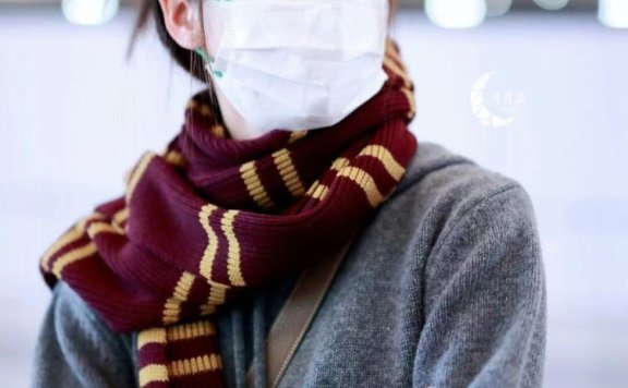 张雪迎机场街拍，穿7200卫衣配“麻袋裙”穿出了阿姨既视感