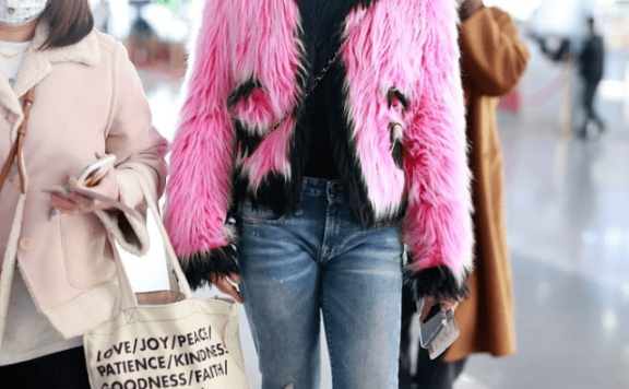 宋茜机场街拍：穿皮草像“火烈鸟”，冬天穿破洞牛仔裤让人看不懂