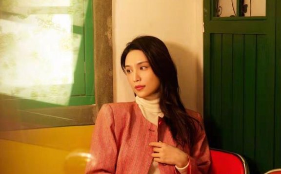 韩丹桐穿妈妈的衣服拍生日写真，80年代复古即视感