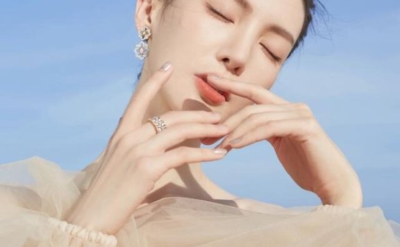 金晨穿抹胸裙出席GQ盛典,骨感身材太抢镜