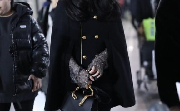 范冰冰机场街拍:薄纱内搭大衣好高级,气质没法比