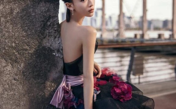 吴谨言穿抹胸裙梳背头打扮似大佬，于正眼光太好