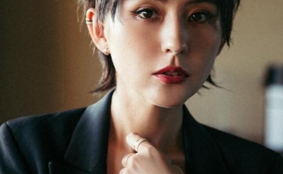 热依扎西装敞开穿露内搭,剪男生头又飒又美