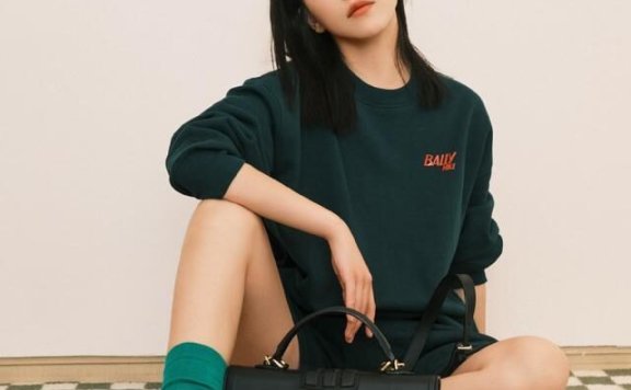 阚清子卫衣短裤造型时尚又随性,身材比例太真实