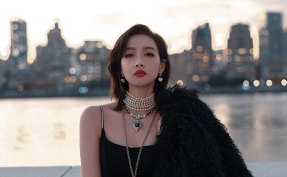 宋茜穿吊带裙打扮优雅魅惑，外套披着不穿超个性