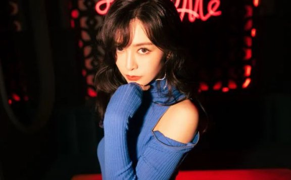 文咏珊穿蓝色露肩衣裙！魔鬼身材凹凸有致太性感