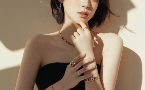 欧阳娜娜穿抹胸裙＋短发装扮，身材性感越来越有女人味