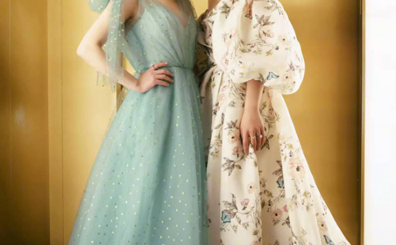 twins同穿连衣裙轻柔纯净,姐妹花感情真好