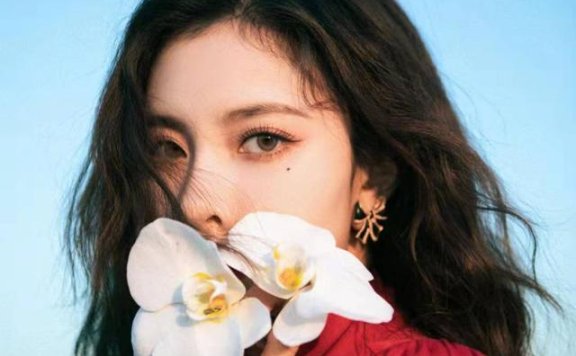 宋妍霏红黑色衣服明艳又复古,还穿出了好比例