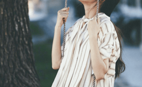 唐嫣“牧场照”成经典！衬衣搭配低马尾美得让人心动