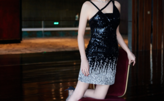 张雨绮一袭吊带裙身材火辣,戴配饰奢华又酷炫