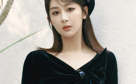 杨紫穿黑色衣裤大秀白皙美腿！一身黑色衣裤俏脸清丽