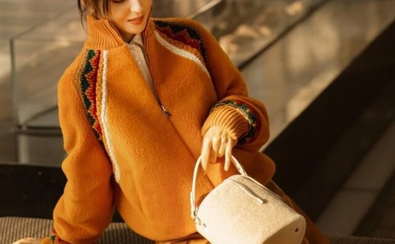 佟丽娅穿暖色系外套搭配皮半裙，比00后还显年轻