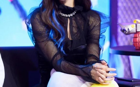 杨颖穿黑色绑带皮裙超美艳！大长腿性感靓丽太迷人