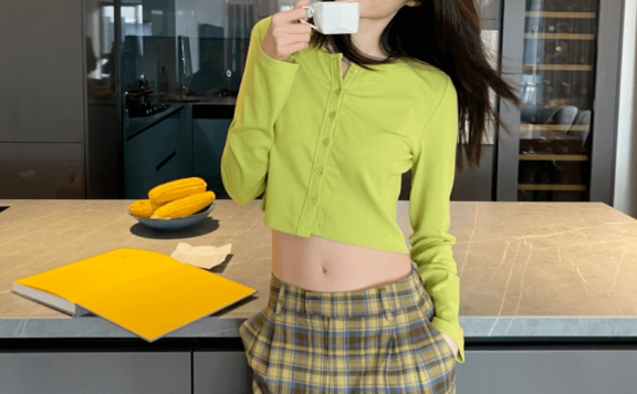何穗穿绿色家居服厨房大秀好身材,妆容精致腿超长