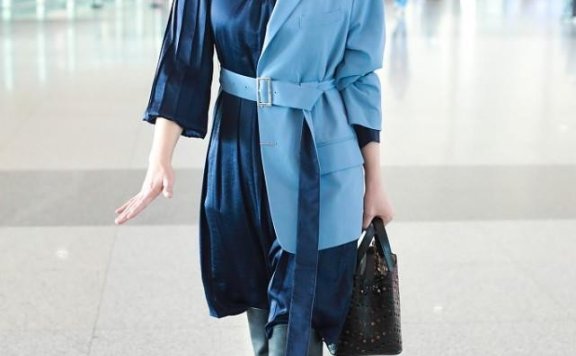 陈数机场街拍:穿西装配缎面裙优雅有气质