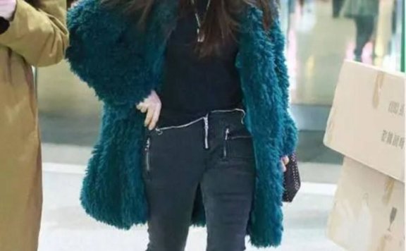 今年明星街拍流行“上身富婆+下身乞丐”穿搭,谁见了都说潮