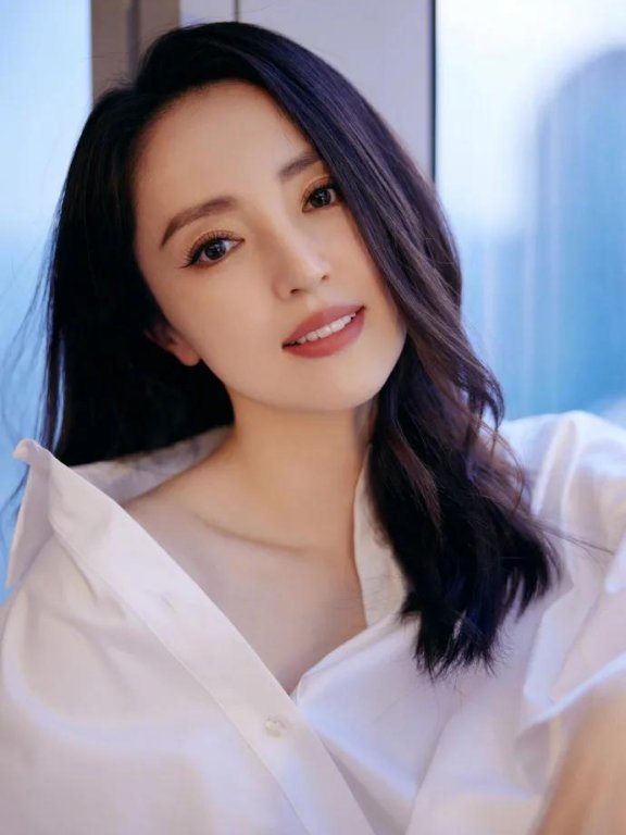 董璇穿宽松深V白衬衫大秀美腿!玩下衣失踪性感迷人