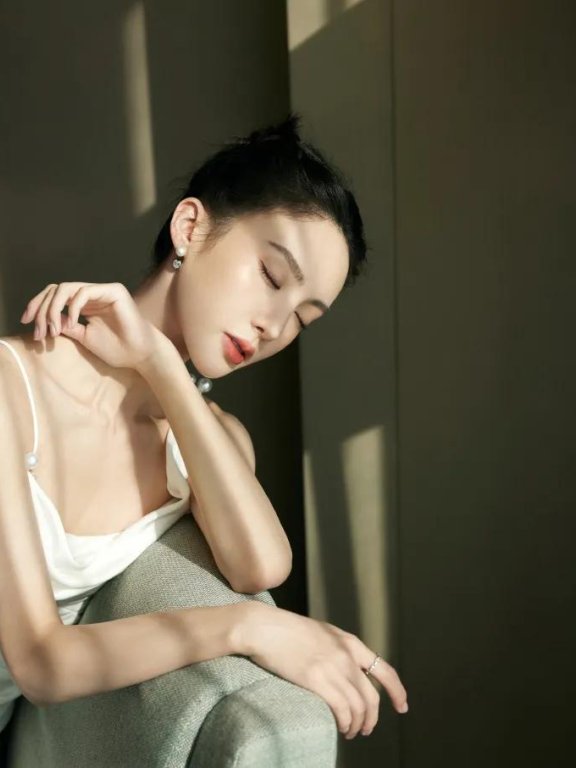 金晨穿白色吊带长裙超美!娇嫩性感惊艳众生