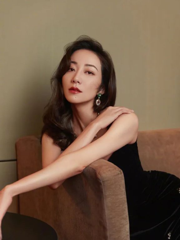 韩雪穿黑色深V长裙秀事业线!长发飘逸性感火辣