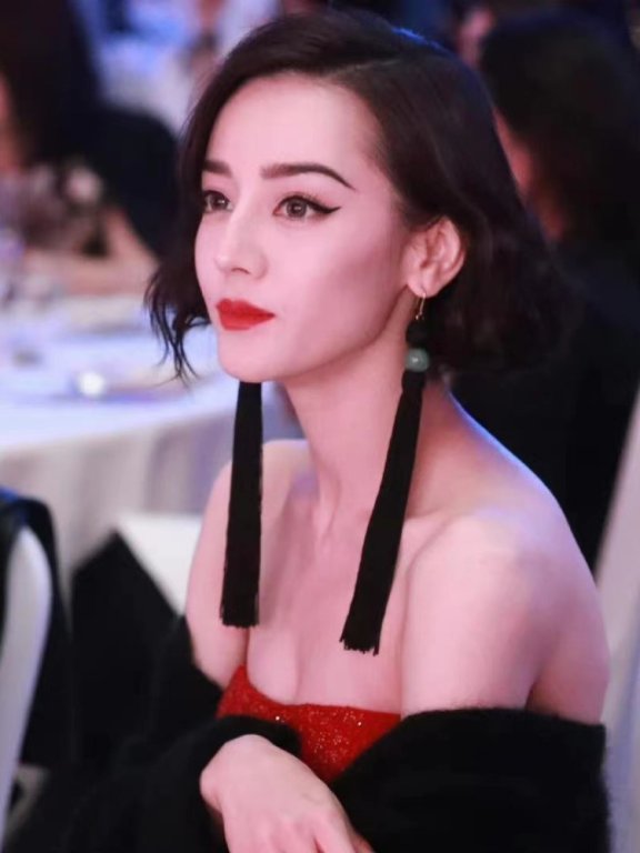 热巴红毯秀短发造型显老,美感全靠身材撑