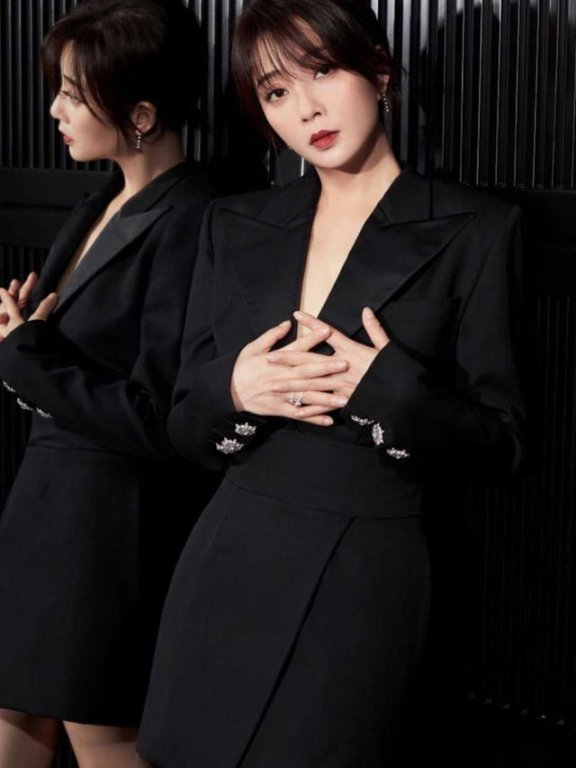 殷桃人美身材好,真空穿黑色西装裙性感迷人