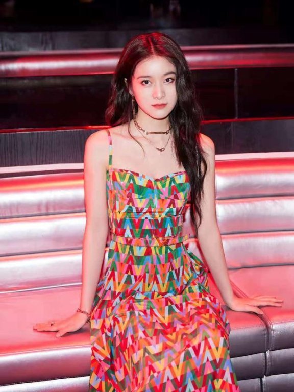 张雪迎穿吊带印花裙打扮甜美,灵气“95花”中拔尖