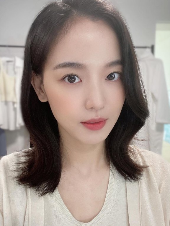 以厚实齐刘海出演“最美吸血鬼”,姜汉娜新剧《吸血姐妹》中的造型令人惊艳