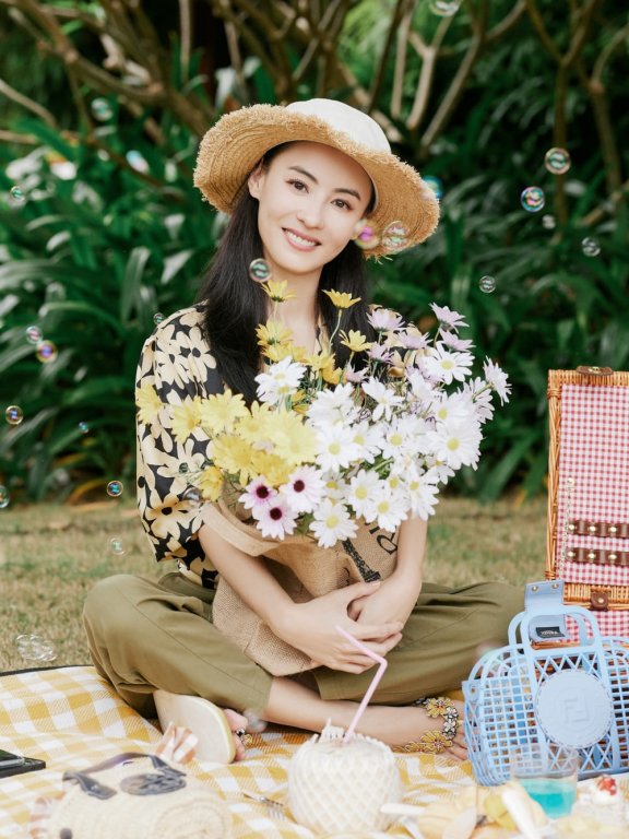 港风女神张柏芝碎花衬衫户外清朗写真热图