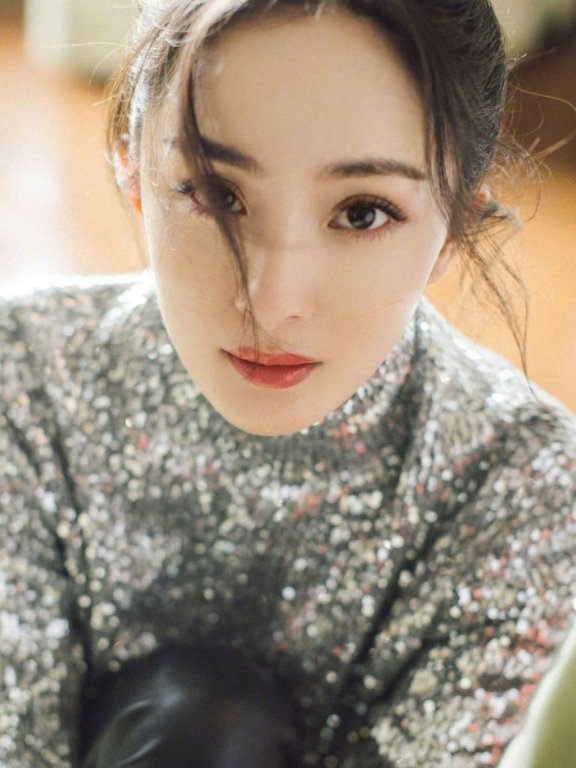 杨幂丸子头少女风格亮片上衣清新活力图片写真