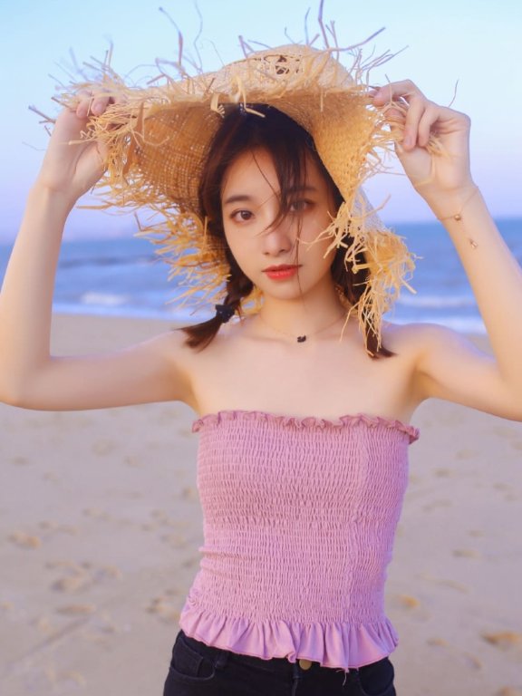 留双马尾的美女海边吊带装清新风格图片写真
