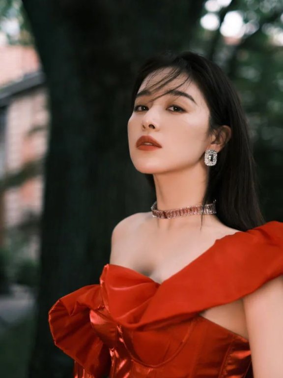 阚清子穿抹胸红裙太美艳!大长腿性感美艳散发无穷魅力