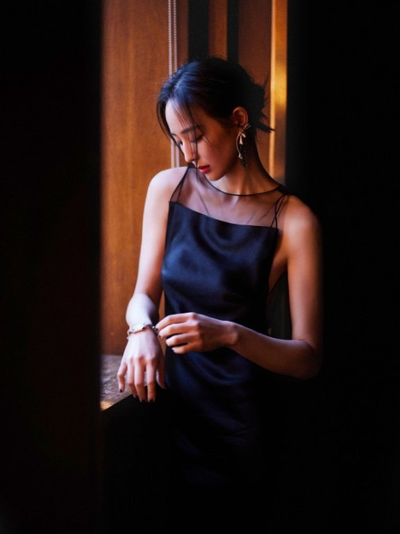 张钧甯穿“露背”黑裙装,性感迷人美丽依旧
