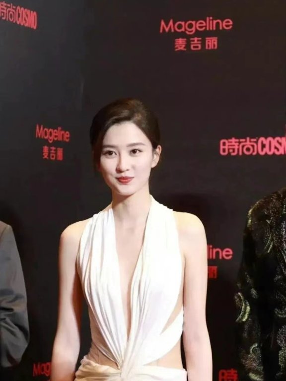 乔欣“轻熟风”设计性感又风情,没身材的女人真不敢穿