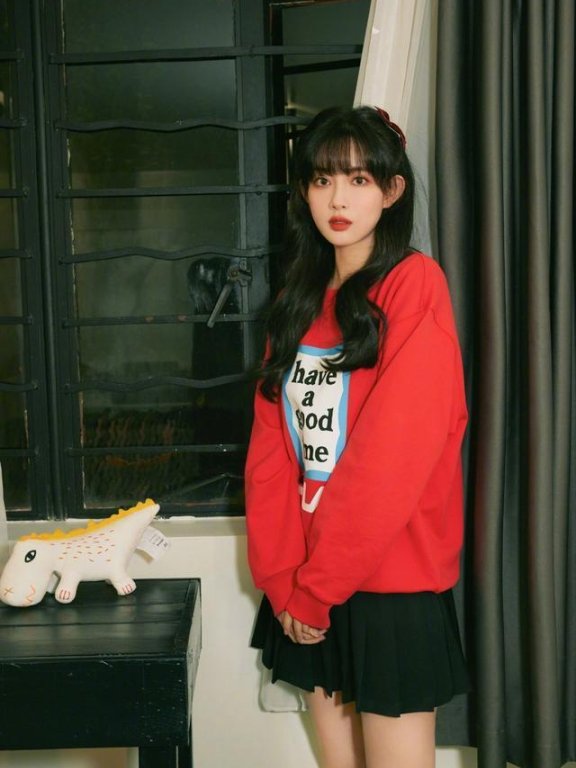 孟子义穿卫衣搭配百褶裙装扮学生妹,青春减龄少女感十足