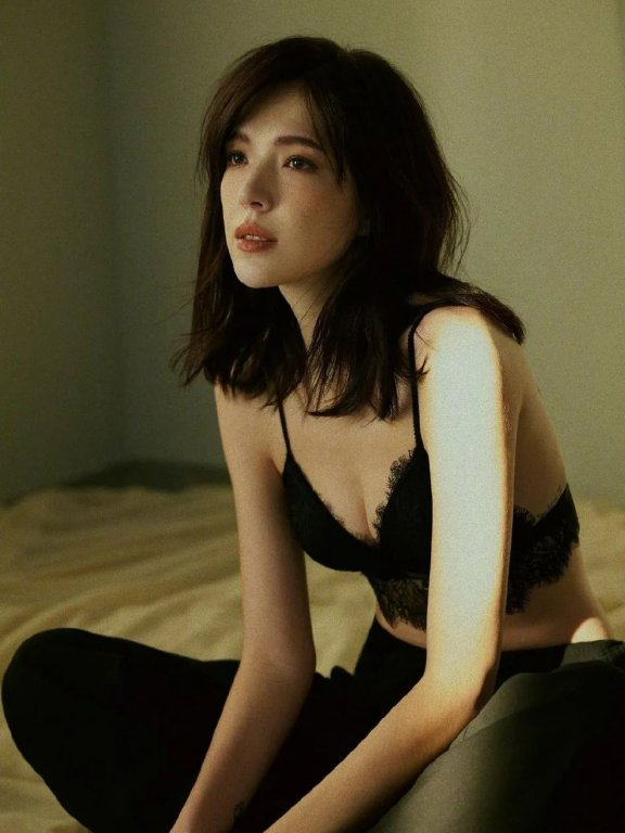 许玮甯身穿清凉吊带装露美背!美艳迷人太性感