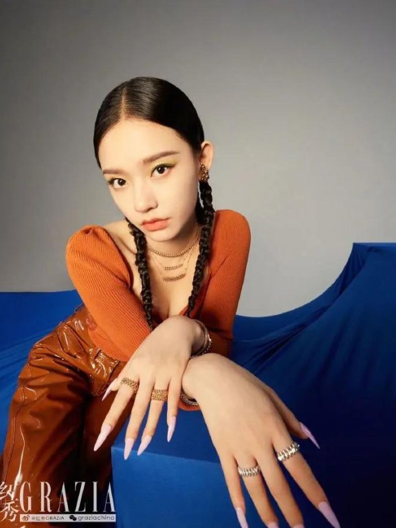 当红女星林允摩登撞色大片超艳丽!性感撩人