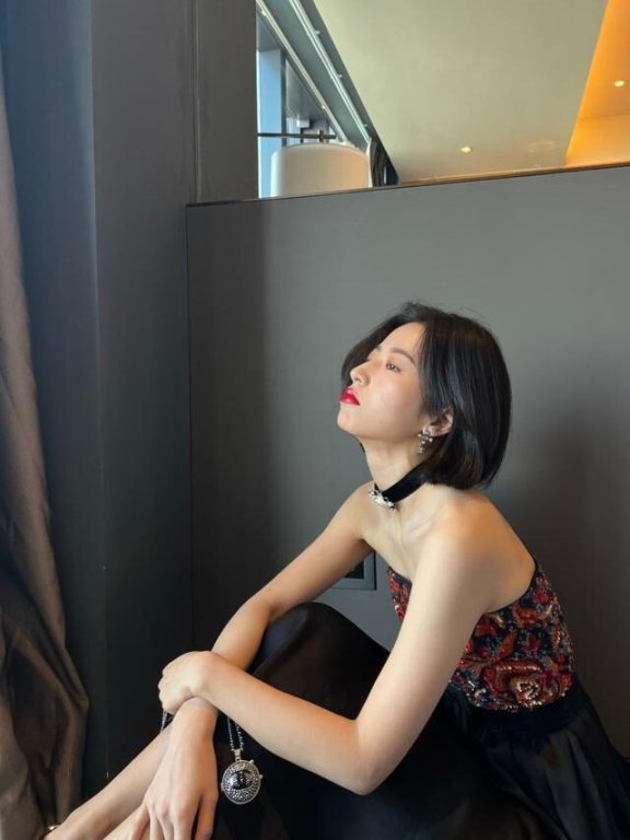 周雨彤抹胸裙穿出好身材比例,“上短下长”穿法永不过时