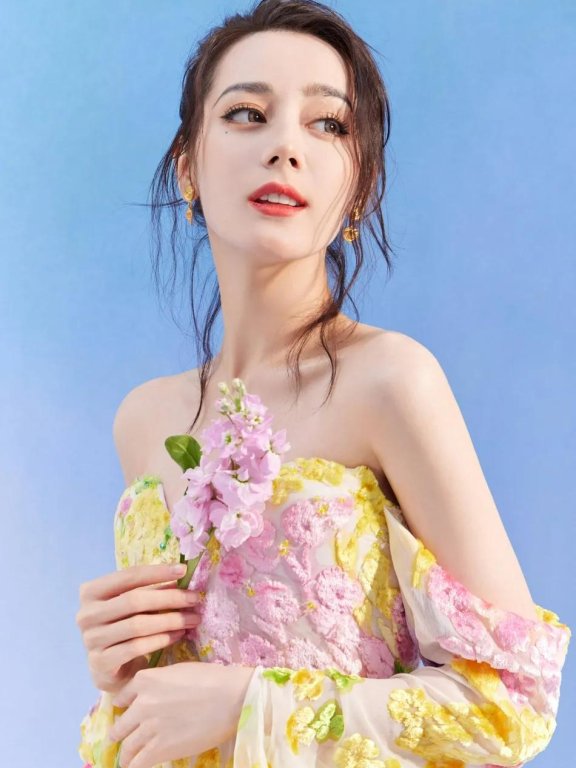 迪丽热巴穿抹胸碎花长裙变花仙子!性感撩人太美丽