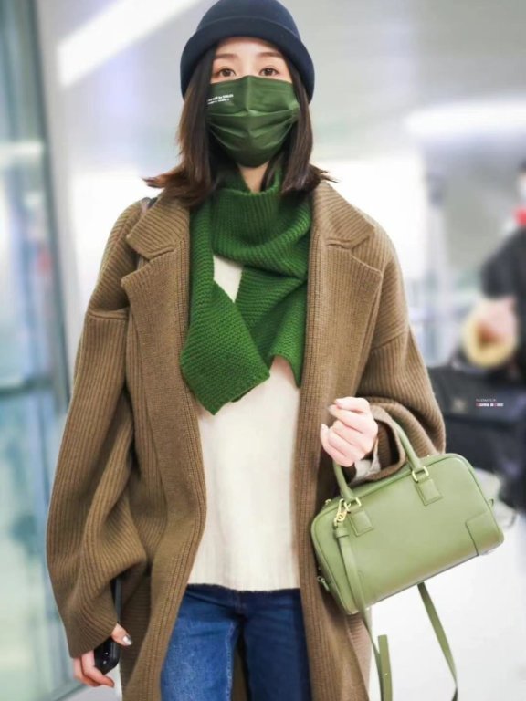 张钧甯机场街拍:大衣牛仔裤打扮保暖又拉风,穿出了时尚高级风