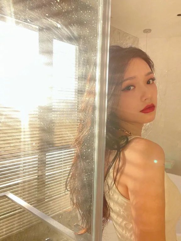 林允阳光浴室美艳写真!雪肤玉貌烈焰红唇太性感撩人