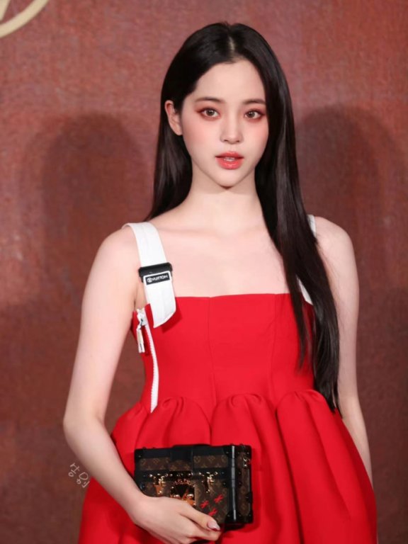 欧阳娜娜亮相LV秀,红裙造型走“甜欲风”性感又甜美